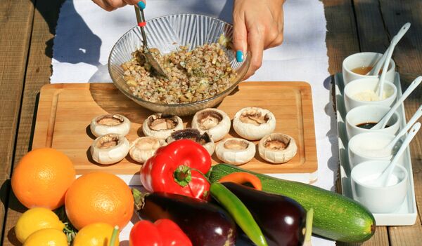 Шампиньоны на гриле, фаршированные гречкой - Sputnik Беларусь