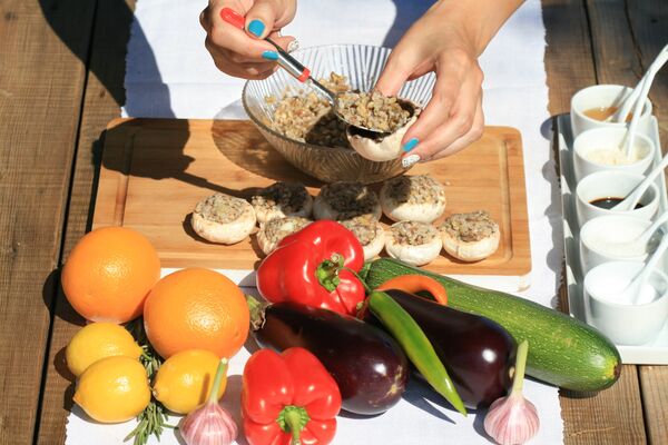 Шампиньоны на гриле, фаршированные гречкой - Sputnik Беларусь