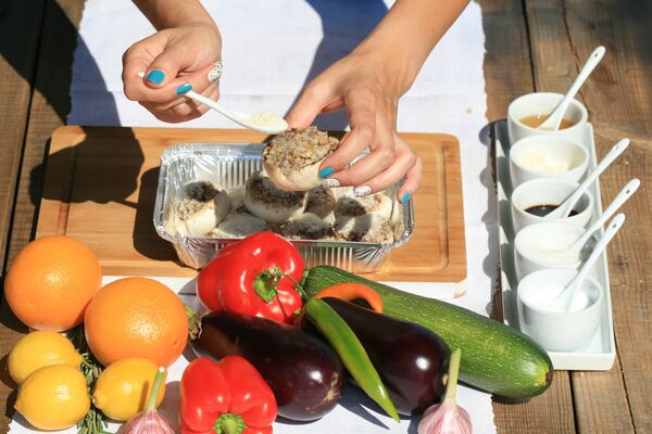 Шампиньоны на гриле, фаршированные гречкой - Sputnik Беларусь