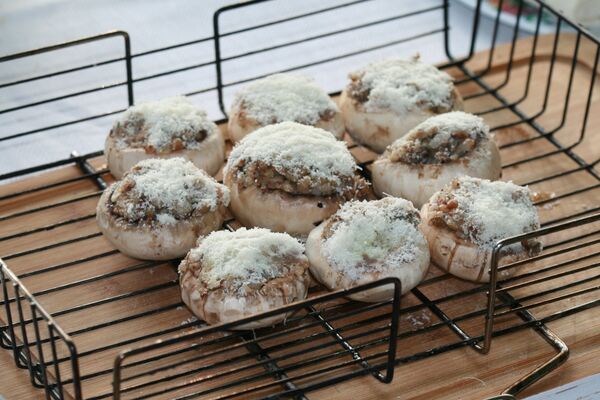 Шампиньоны на гриле, фаршированные гречкой - Sputnik Беларусь