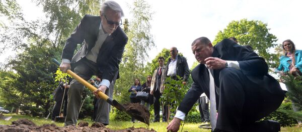 Юрий Соломин посадил сирень в Ботаническом саду - Sputnik Беларусь