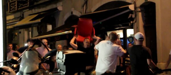 СПУТНИК_Английские и российские футбольные фанаты подрались в Марселе. Кадры инцидента - Sputnik Беларусь