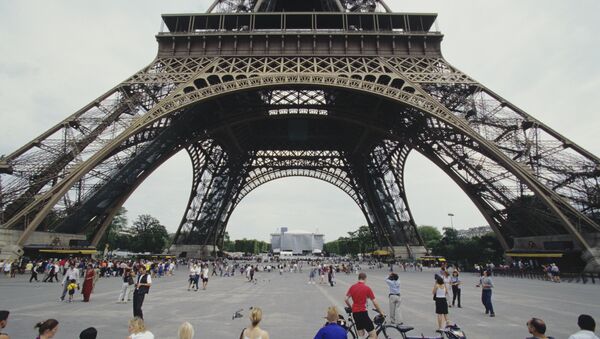 Туристы возле Эйфелевой башне в Париже - Sputnik Беларусь
