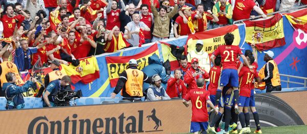 Болельщики сборной Испании приветствуют футболистов - Sputnik Беларусь
