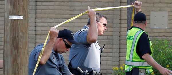 Сотрудники правоохранительных органов на месте трагедии в Орландо Сотрудники правоохранительных органов на месте трагедии в Орландо - Sputnik Беларусь