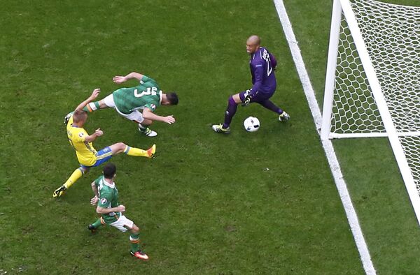 Гол ирландца Кирана Кларка в собственные ворота  - Sputnik Беларусь