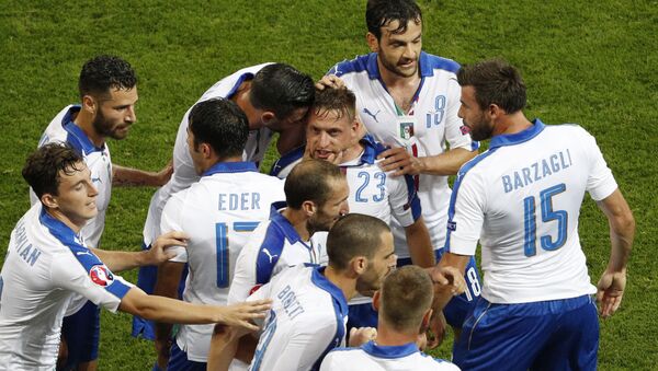 Футболисты сборной Италии празднуют гол в ворота команды Бельгии в матче группового раунда ЧЕ-2016 - Sputnik Беларусь