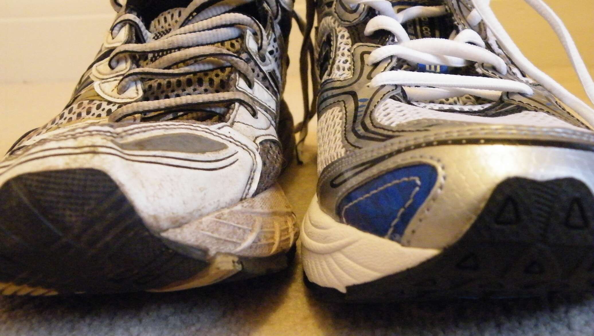 Кроссовки старый оскол. Старые кроссовки. Изношенные кроссовки. Старые кроссовки Nike 2001г. Older кроссовки.