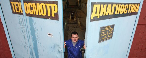 Технический осмотр автомобилей, архивное фото  - Sputnik Беларусь