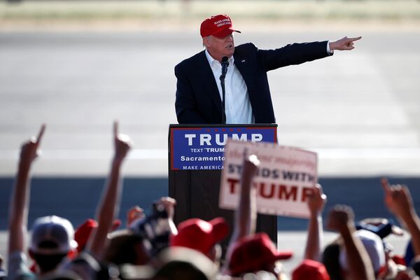 Кандидат в президенты США республиканец Дональд Трамп выступает на предвыборном митинге в Сакраменто, штат Калифорния - Sputnik Беларусь