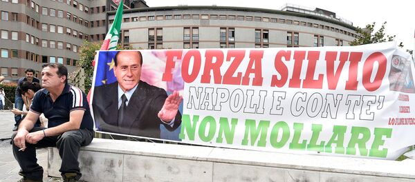 Итальянцы с плакатами в поддержку Сильвио Берлускони рядом с больницей, где политику делали операцию на сердце - Sputnik Беларусь