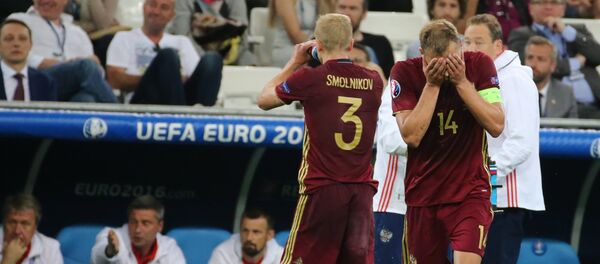 Игроки сборной России Василий Березуцкий и Игорь Смольников (справа налево) - Sputnik Беларусь