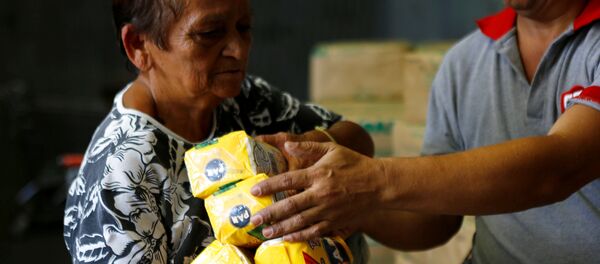 Женщина покупает муку в гипермаркете в Каракасе Женщина покупает муку в гипермаркете в Каракасе - Sputnik Беларусь