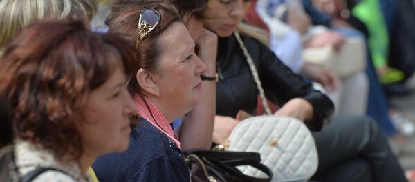 Мамы, якія чакаюць дзяцей з ЦТ каля будынку БДУ Мамы, якія чакаюць дзяцей з ЦТ каля будынку БДУ - Sputnik Беларусь