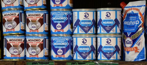 Банки со сгущеным молоком на витрине магазина в Москве - Sputnik Беларусь