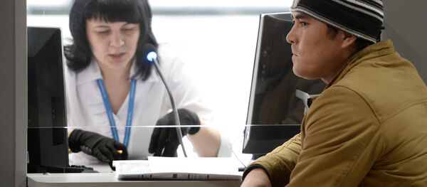 Посетители в новом многофункциональном миграционном центре Москвы - Sputnik Беларусь