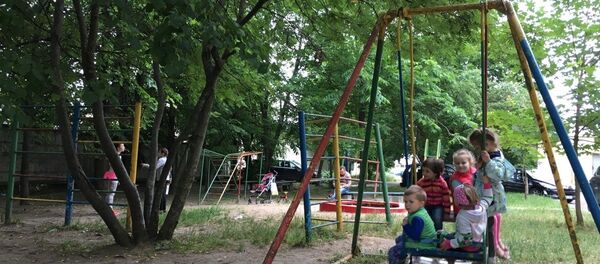 Детская площадка в минском дворе Детская площадка в минском дворе - Sputnik Беларусь