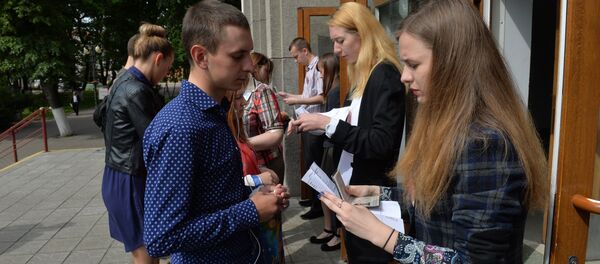 Абітурыенты ў чарзе на ЦТ па рускай мове Абітурыенты ў чарзе на ЦТ па рускай мове - Sputnik Беларусь