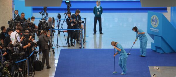 Журналисты перед церемонией приветствия глав государств-членов ШОС Журналисты перед церемонией приветствия глав государств-членов ШОС - Sputnik Беларусь