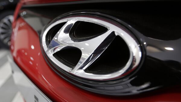 Логотип Hyundai на фальш-решетке радиатора автомобиля - Sputnik Беларусь