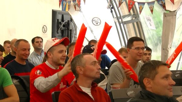 Не сдаемся: болельщики команды России по футболу болели вопреки дождю - Sputnik Беларусь