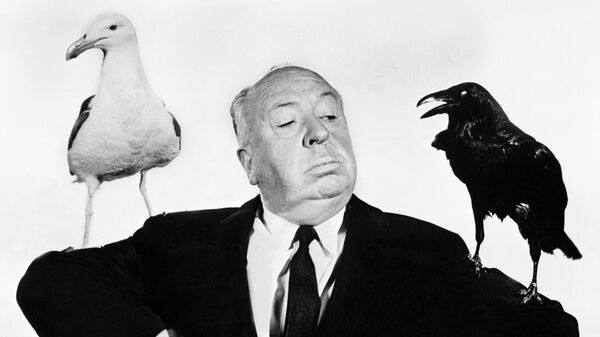 Альфред Хичкок (1899-1980) во время съемок своего фильма Птицы, 1963 год - Sputnik Беларусь