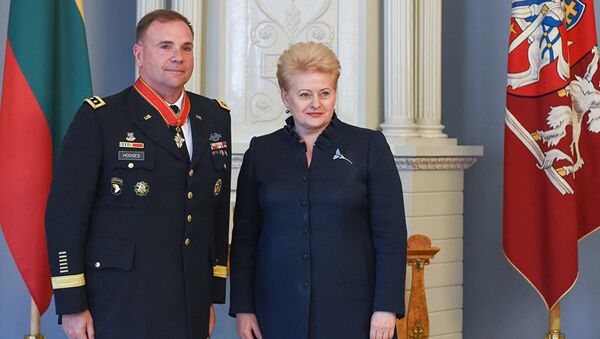 Глава Литовской Республики Даля Грибаускайте и командующий вооруженными силами США в Европе генерал-лейтенант Бен Ходжес - Sputnik Беларусь