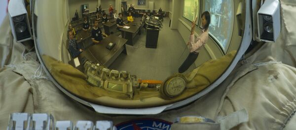 Занятия по изучению скафандра в Космоцентре в Центре подготовки космонавтов имени Ю.А. Гагарина. Занятия по изучению скафандра в Космоцентре в Центре подготовки космонавтов имени Ю.А. Гагарина. - Sputnik Беларусь