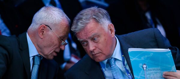 Госсекретарь СГ Григорий Рапота и президент-основатель Мирового общественного форума Диалог цивилизаций Владимир Якунин (слева направо) во время круглого стола ПМЭФ - Sputnik Беларусь