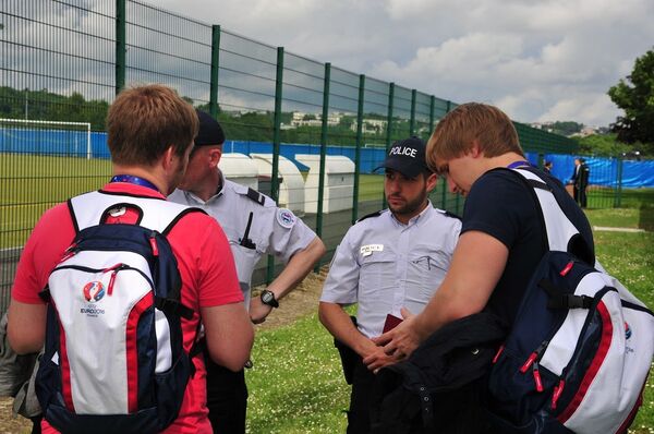 Проникнуть за первую линию кордонов можно только по аккредитации УЕФА - Sputnik Беларусь