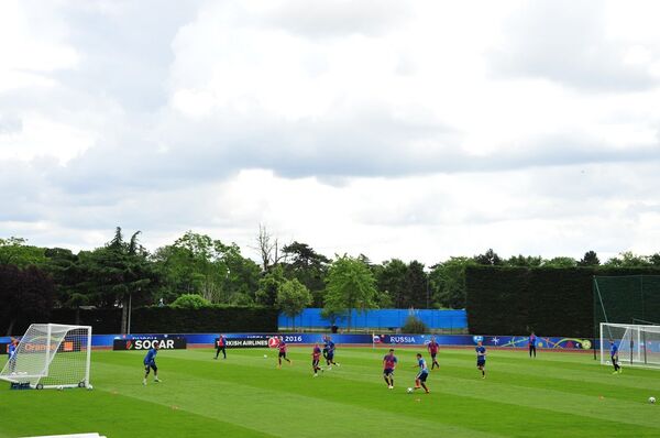 Игроки сборной России отрабатывали на стадионе самые простые пасы и удары - Sputnik Беларусь