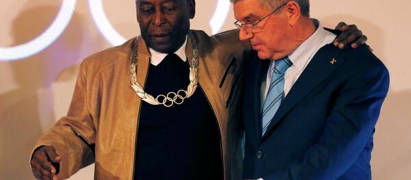Бразильский футболист Пеле и президент МОК Томас Бах - Sputnik Беларусь