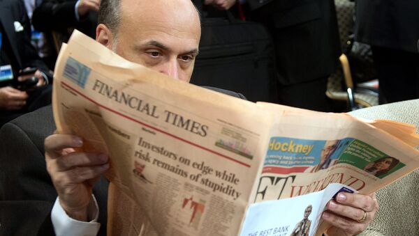 Бен Бернанке читает Financial Times - Sputnik Беларусь
