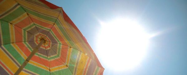 Пляжный зонт и солнце - Sputnik Беларусь