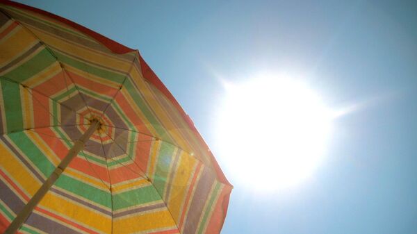 Пляжный зонт и солнце - Sputnik Беларусь