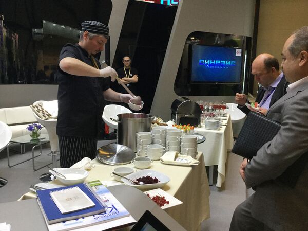 Шеф-повар Денис в присутствии гостей стенда провел мастер-класс по приготовлению холодника - Sputnik Беларусь