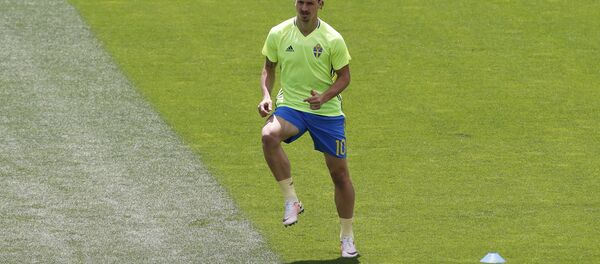 Златан Ибрагимович разогревается перед матчем - Sputnik Беларусь