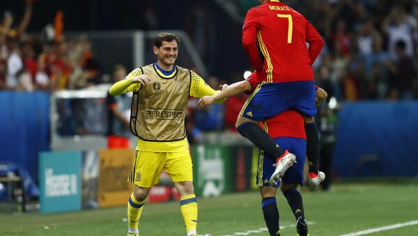 Испанские футболисты празднуют гол в ворота сборной Турции на Евро-2016 - Sputnik Беларусь