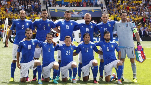Сборная Италии по футболу перед матчем против команды Швеции на Евро-2016 - Sputnik Беларусь
