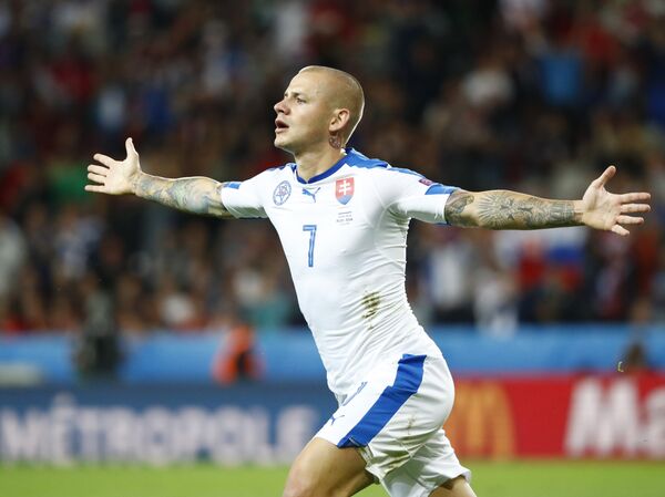 Владимир Вайсс забивает первый гол в матче Россия-Словакия - Sputnik Беларусь