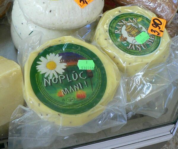 Традиционные сыры (Янов сыр), выставленные на рынке в Риге - Sputnik Беларусь