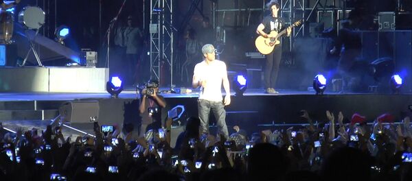 Энрике Иглесиас приветствовал фанатов Формулы 1 и жителей Баку - Sputnik Беларусь