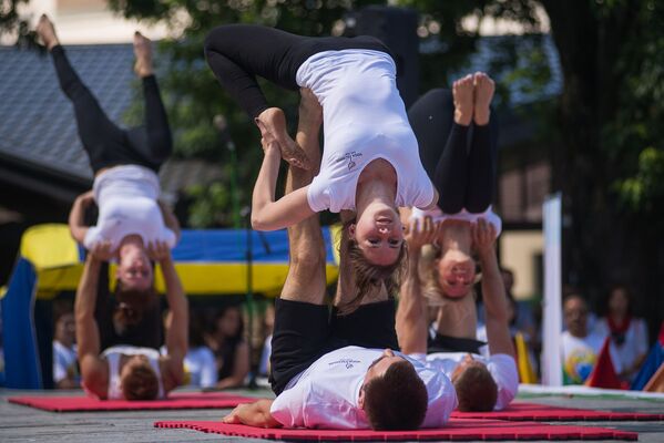 Закончился Международный день йоги показательным выступлением одной из столичных йога-студий - Sputnik Беларусь