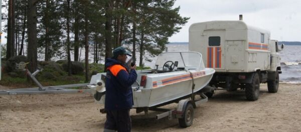 Сотрудник МЧС РФ на озере Сямозеро в Карелии, где погибли дети - Sputnik Беларусь