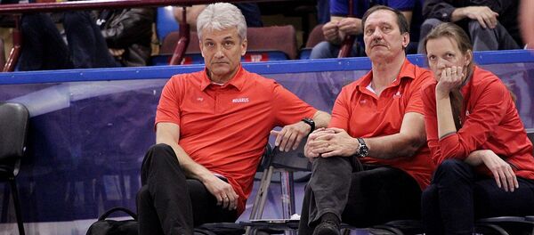 Тренерский штаб женской сборной Беларуси по баскетболу во главе с Анатолием Буяльским (справа) - Sputnik Беларусь