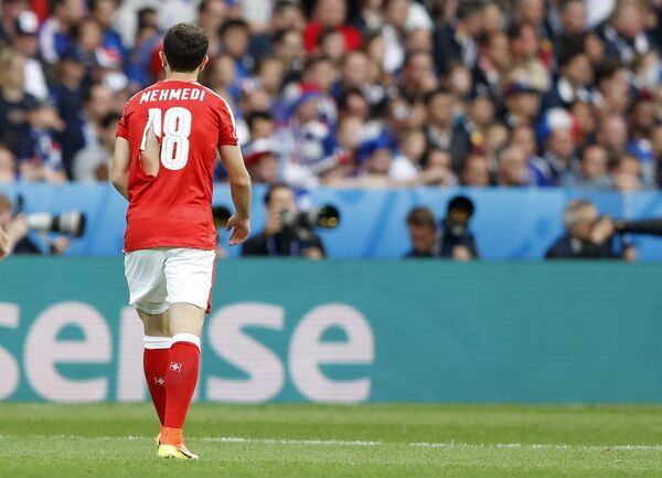 Майка на швейцарском футболисте Адмире Мехмеди также не выдержала экзамен на прочность  - Sputnik Беларусь