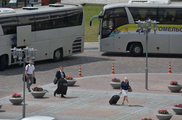 В гостиницу Беларусь заселяются делегаты Всебелорусского собрания от Гомельского региона В гостиницу Беларусь заселяются делегаты Всебелорусского собрания от Гомельского региона - Sputnik Беларусь