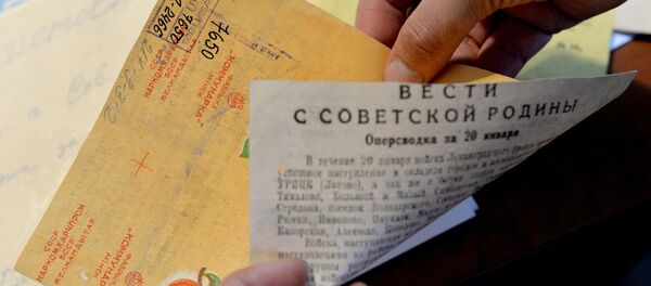 Сводка Совинформбюро на обертке от конфет Коммунарки - Sputnik Беларусь