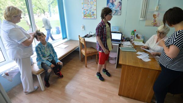 Ребят осматривают в медпункте перед заселением - Sputnik Беларусь