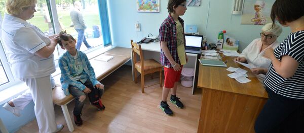 Ребят осматривают в медпункте перед заселением - Sputnik Беларусь